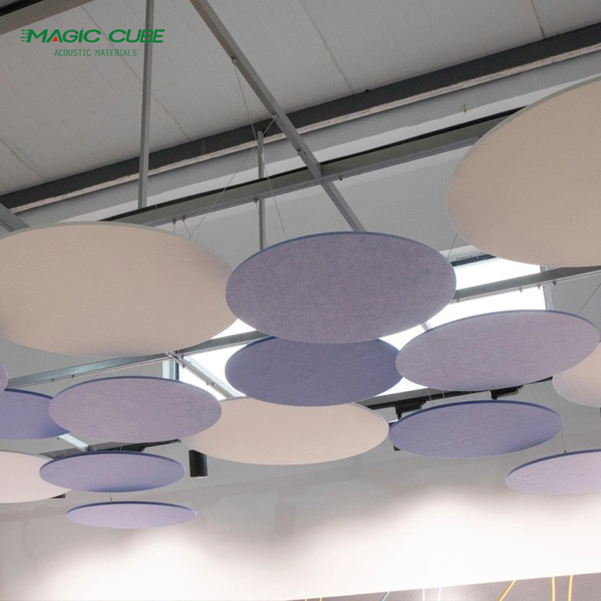 سقف حاجز من اللباد صديق للبيئة في مساحة المكتب