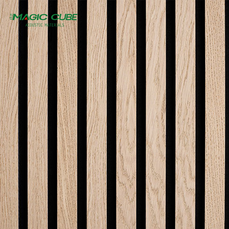 جدار شرائح خشب عمودي صوتي من Akupanel باللون الأسود