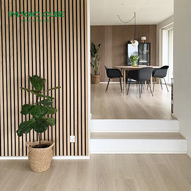 جدار شرائح خشب عمودي صوتي من Akupanel باللون الأسود