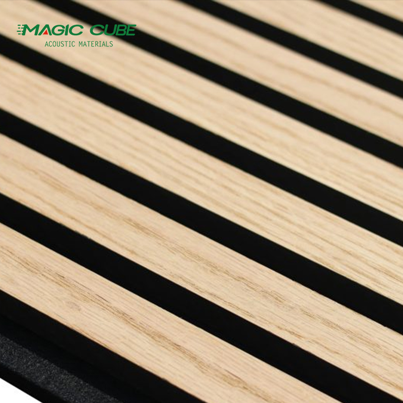 جدار شرائح خشب عمودي صوتي من Akupanel باللون الأسود